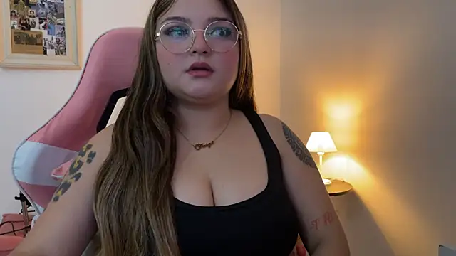 Snapshot of SweetPaige_ chatting on December 2025 04:57:02 PM SweetPaige online show from December 2025 04:57:02 PM