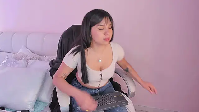 Snapshot of lucy_Bensonn chatting on March 2025 03:57:02 PM lucy Bensonn online show from March 2025 03:57:02 PM