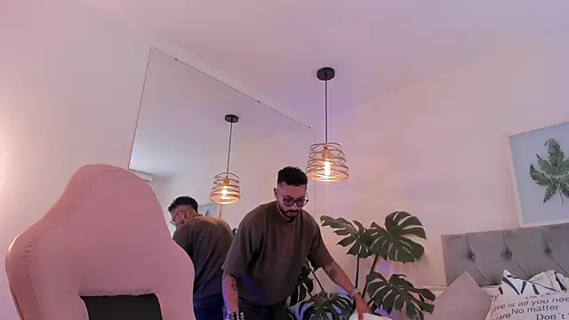 Snapshot of Tom_cooper_ chatting on November 2025 01:20:01 PM Tom cooper online show from November 2025 01:20:01 PM