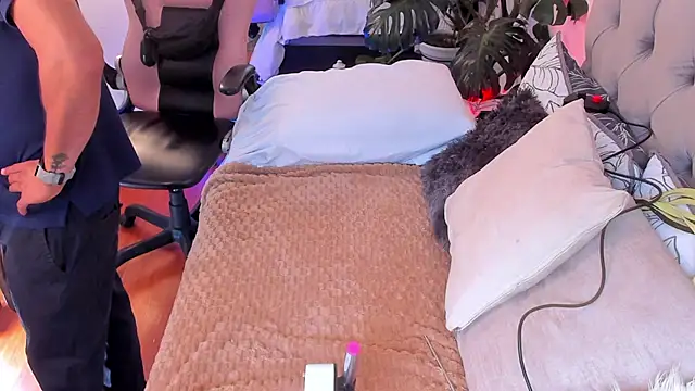 Snapshot of Tom_cooper_ chatting on November 2025 12:42:02 PM Tom cooper online show from November 2025 12:42:02 PM