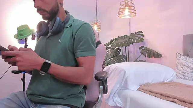 Snapshot of Tom_cooper_ chatting on November 2025 01:21:02 PM Tom cooper online show from November 2025 01:21:02 PM