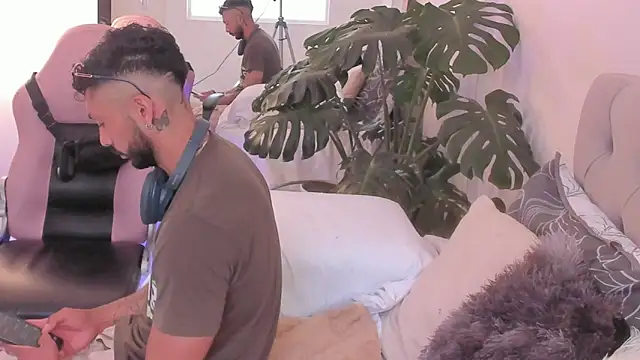 Snapshot of Tom_cooper_ chatting on November 2025 01:32:02 PM Tom cooper online show from November 2025 01:32:02 PM