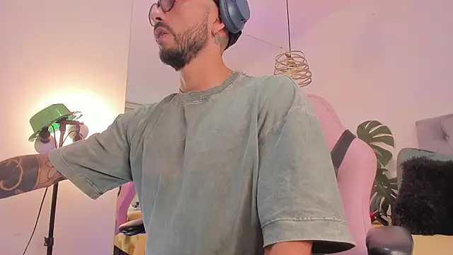 Snapshot of Tom_cooper_ chatting on November 2025 01:11:01 PM Tom cooper online show from November 2025 01:11:01 PM