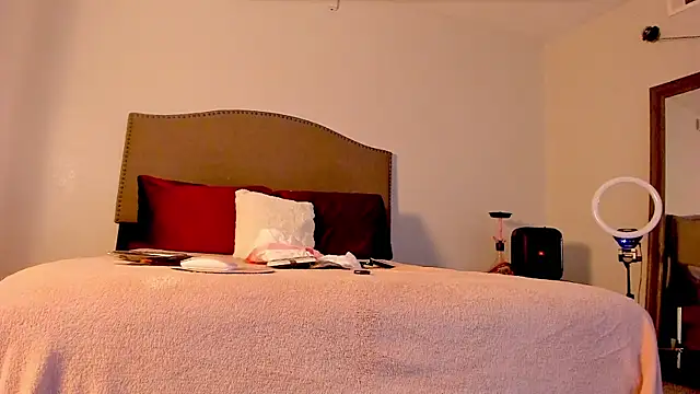 yiauana online show from November 2025 04:03:01 AM