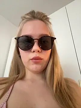 Snapshot of Little_Forest_ELF chatting on October 2025 11:44:01 AM Little Forest ELF online show from October 2025 11:44:01 AM