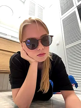 Snapshot of Little_Forest_ELF chatting on November 2025 10:14:01 AM Little Forest ELF online show from November 2025 10:14:01 AM