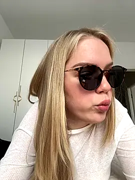 Snapshot of Little_Forest_ELF chatting on November 2025 08:33:02 AM Little Forest ELF online show from November 2025 08:33:02 AM