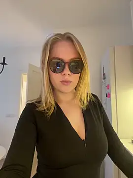 Snapshot of Little_Forest_ELF chatting on December 2025 06:44:01 AM Little Forest ELF online show from December 2025 06:44:01 AM