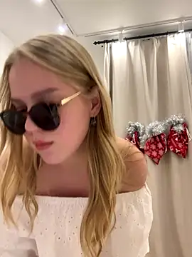 Snapshot of Little_Forest_ELF chatting on December 2025 03:06:01 PM Little Forest ELF online show from December 2025 03:06:01 PM