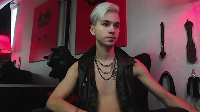 Joseph  Quinn online show from December 2024 08:01:01 AM