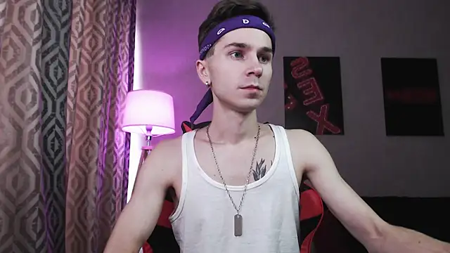 Joseph  Quinn online show from October 2025 06:21:01 AM