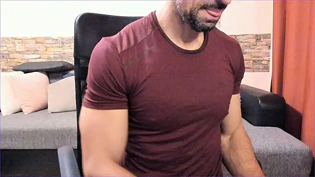 Snapshot of HotHunkTrainer chatting on October 2025 07:18:02 AM HotHunkTrainer online show from October 2025 07:18:02 AM