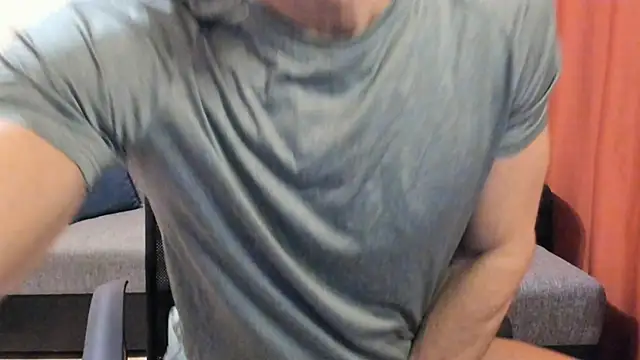 Snapshot of HotHunkTrainer chatting on December 2025 09:14:01 AM HotHunkTrainer online show from December 2025 09:14:01 AM