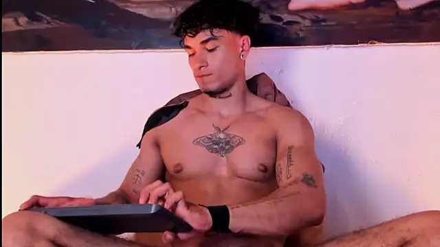 Snapshot of Thomas_Fit1 chatting on January 2025 06:45:01 PM Thomas Fit1 online show from January 2025 06:45:01 PM