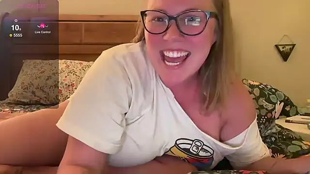 Snapshot of GlitterKitty108 chatting on October 2025 11:38:01 PM GlitterKitty108 online show from October 2025 11:38:01 PM