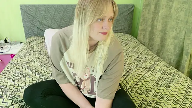 Snapshot of Kira_Miler chatting on June 2026 07:08:01 AM Kira Miler online show from June 2026 07:08:01 AM