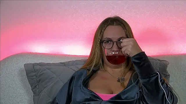 Snapshot of MariaNeumann chatting on January 2025 12:38:01 PM MariaNeumann online show from January 2025 12:38:01 PM