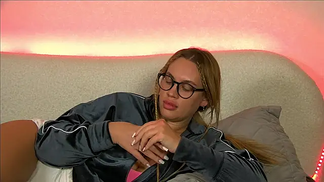 Snapshot of MariaNeumann chatting on January 2025 03:40:01 PM MariaNeumann online show from January 2025 03:40:01 PM