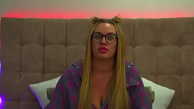 Snapshot of MariaNeumann chatting on January 2025 12:13:01 PM MariaNeumann online show from January 2025 12:13:01 PM