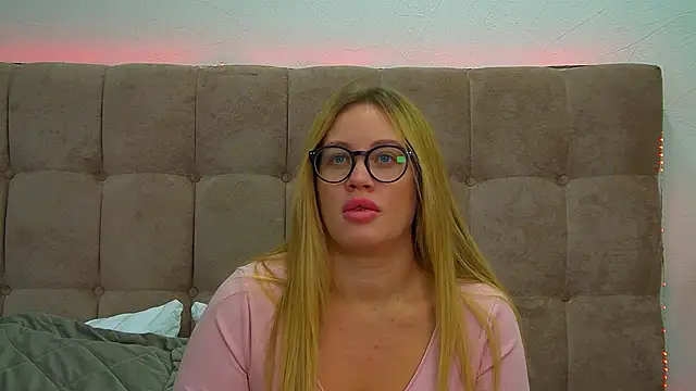 Snapshot of MariaNeumann chatting on February 2025 06:25:02 AM MariaNeumann online show from February 2025 06:25:02 AM