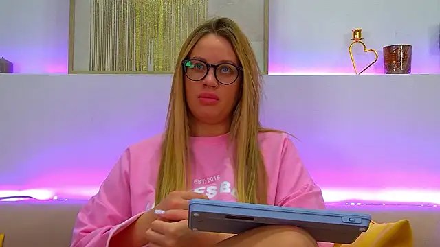 Snapshot of MariaNeumann chatting on February 2025 04:41:02 AM MariaNeumann online show from February 2025 04:41:02 AM