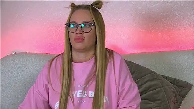 Snapshot of MariaNeumann chatting on February 2025 01:19:02 PM MariaNeumann online show from February 2025 01:19:02 PM