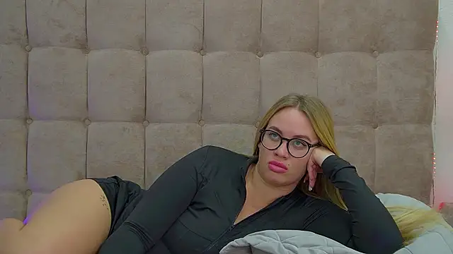 Snapshot of MariaNeumann chatting on March 2025 03:32:01 AM MariaNeumann online show from March 2025 03:32:01 AM