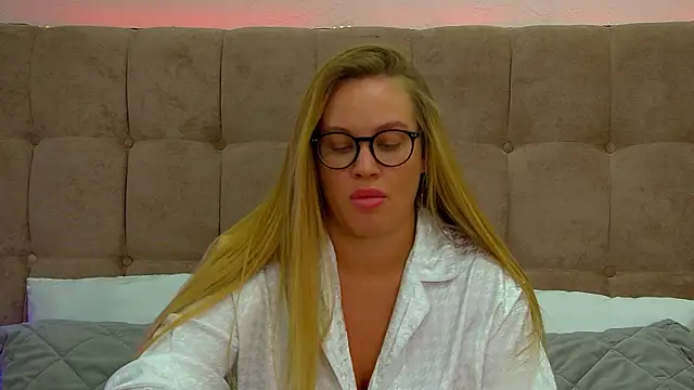 Snapshot of MariaNeumann chatting on March 2025 07:03:01 AM MariaNeumann online show from March 2025 07:03:01 AM