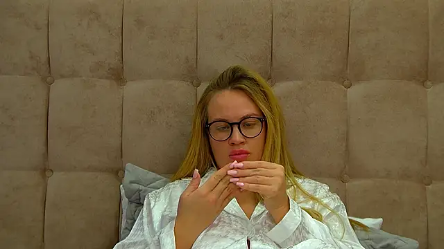 Snapshot of MariaNeumann chatting on March 2025 10:09:01 AM MariaNeumann online show from March 2025 10:09:01 AM