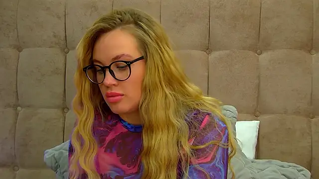 Snapshot of MariaNeumann chatting on March 2025 04:22:01 PM MariaNeumann online show from March 2025 04:22:01 PM