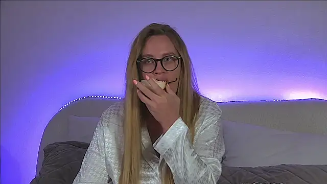 Snapshot of MariaNeumann chatting on March 2025 06:34:01 PM MariaNeumann online show from March 2025 06:34:01 PM