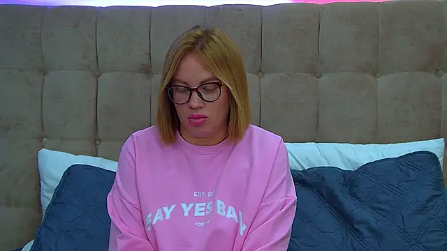 Snapshot of MariaNeumann chatting on September 2025 07:08:01 AM MariaNeumann online show from September 2025 07:08:01 AM