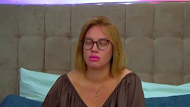 Snapshot of MariaNeumann chatting on September 2025 06:29:02 PM MariaNeumann online show from September 2025 06:29:02 PM