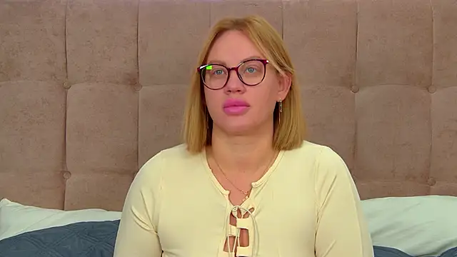 Snapshot of MariaNeumann chatting on September 2025 06:37:02 AM MariaNeumann online show from September 2025 06:37:02 AM