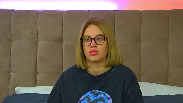 Snapshot of MariaNeumann chatting on September 2025 06:15:02 AM MariaNeumann online show from September 2025 06:15:02 AM