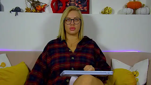 Snapshot of MariaNeumann chatting on November 2025 06:32:01 PM MariaNeumann online show from November 2025 06:32:01 PM