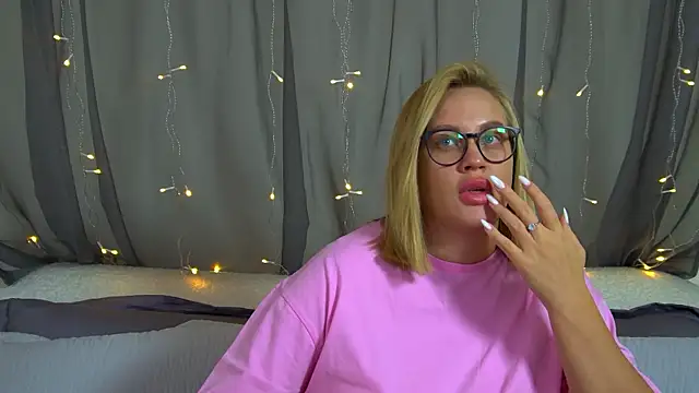 Snapshot of MariaNeumann chatting on November 2025 06:29:02 PM MariaNeumann online show from November 2025 06:29:02 PM