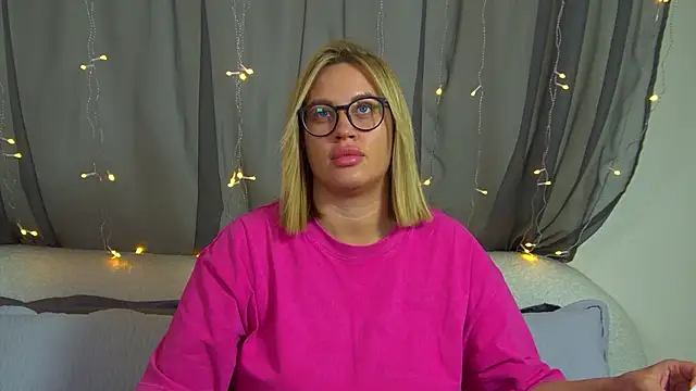 Snapshot of MariaNeumann chatting on November 2025 06:30:02 PM MariaNeumann online show from November 2025 06:30:02 PM