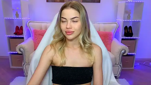 EmmyMills online show from December 2025 08:04:02 PM