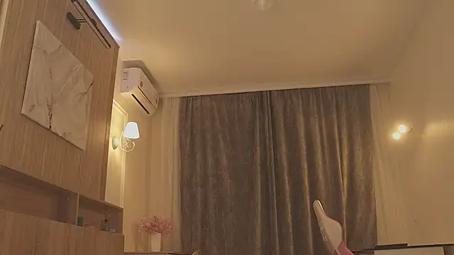 MiaThaine online show from February 2026 03:28:02 AM