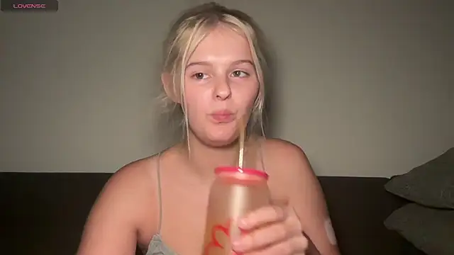 Snapshot of Allylove03 chatting on November 2025 06:33:01 AM Allylove03 online show from November 2025 06:33:01 AM