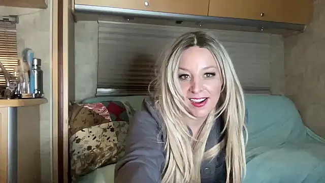 Snapshot of MonroeLoves chatting on December 2025 05:01:02 AM MonroeLoves online show from December 2025 05:01:02 AM