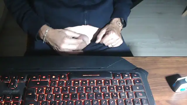 Snapshot of Adri_gard chatting on November 2025 09:13:02 PM Adri gard online show from November 2025 09:13:02 PM