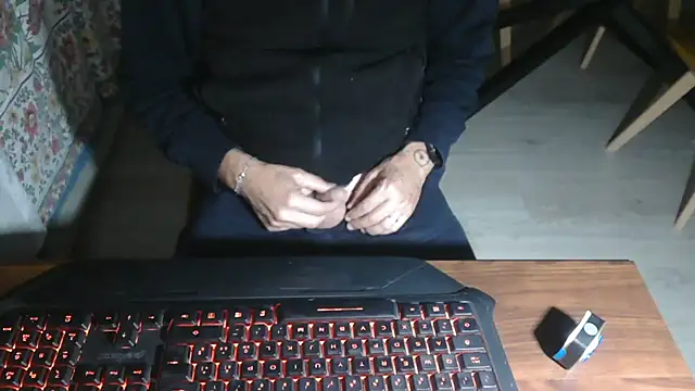 Snapshot of Adri_gard chatting on November 2025 09:36:02 PM Adri gard online show from November 2025 09:36:02 PM