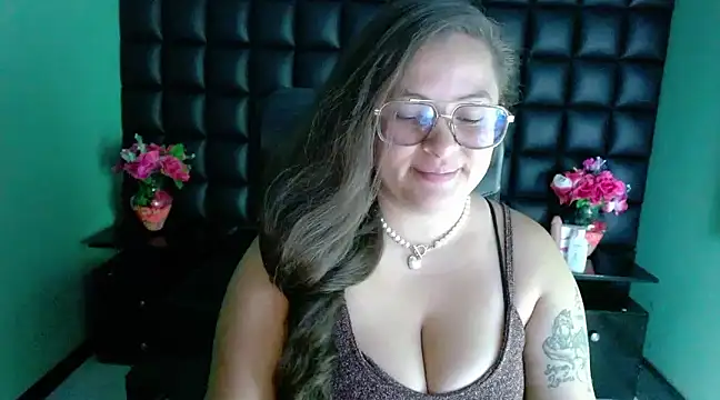 Snapshot of SaraThomso chatting on December 2024 02:53:01 AM SaraThomso online show from December 2024 02:53:01 AM