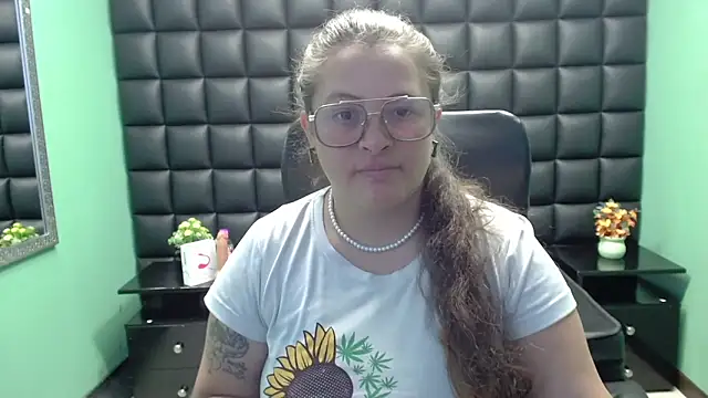 Snapshot of SaraThomso chatting on February 2025 01:30:01 PM SaraThomso online show from February 2025 01:30:01 PM