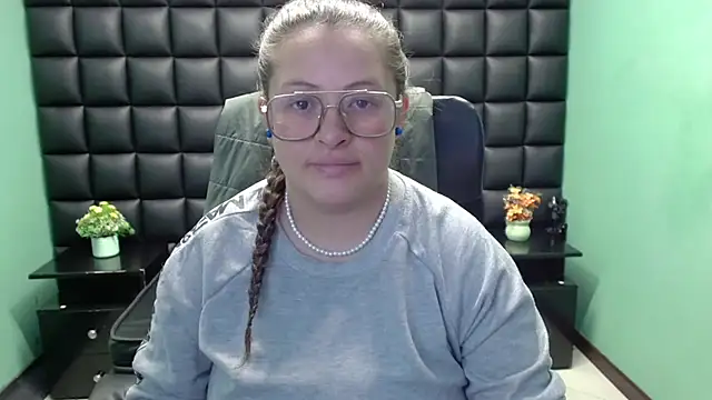 Snapshot of SaraThomso chatting on February 2025 03:01:02 AM SaraThomso online show from February 2025 03:01:02 AM