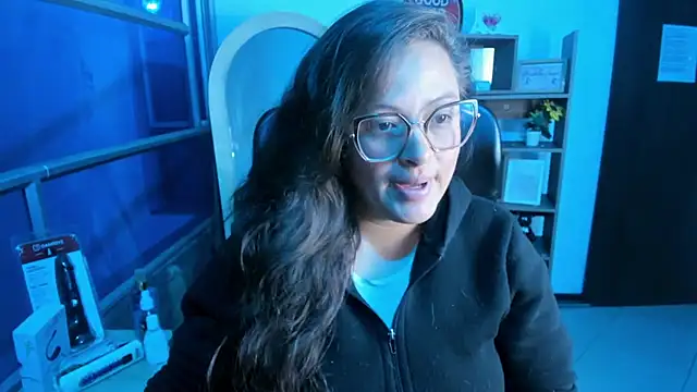 Snapshot of SaraThomso chatting on November 2025 03:27:02 AM SaraThomso online show from November 2025 03:27:02 AM