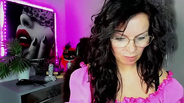 HelenLuxx online show from April 2026 04:13:01 PM