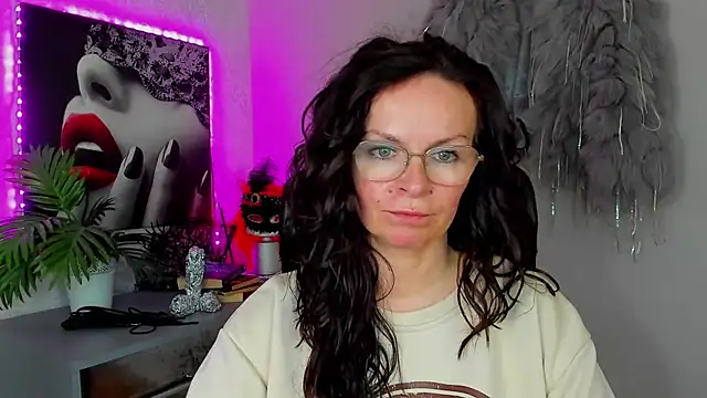 HelenLuxx online show from April 2026 02:46:02 PM